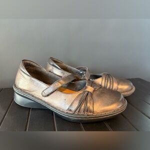 Naot bronze Mary Jane’s women’s 40 8.5 9. Quality leather
